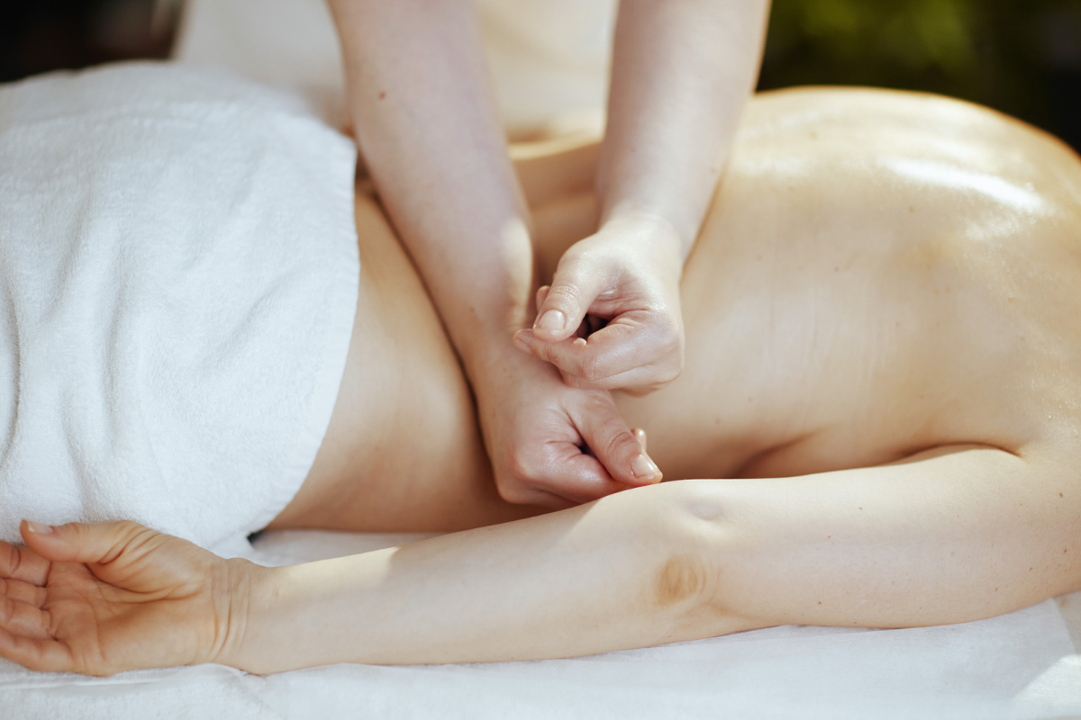 Beneficiile masajului terapeutic în reducerea tensiunii&hellip;